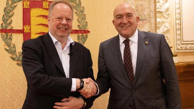 El presidente de Inobat, Andy Palmer; y el alcalde de Valladolid, Jesús Julio Carnero, tras la reunión mantenida