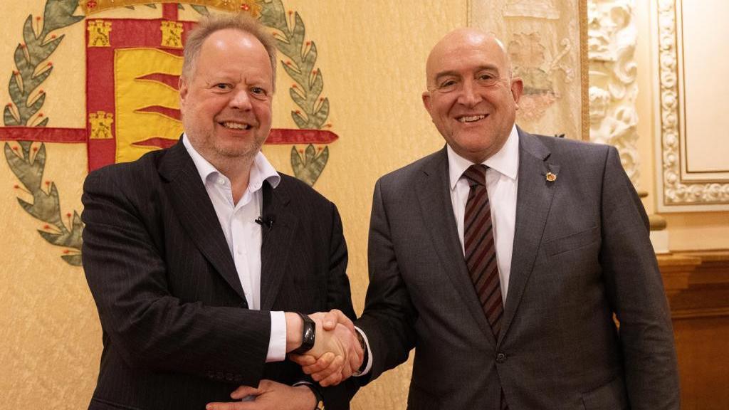 Imagen de archivo del presidente de Inobat, Andy Palmer, y el alcalde de Valladolid, Jesús Julio Carnero