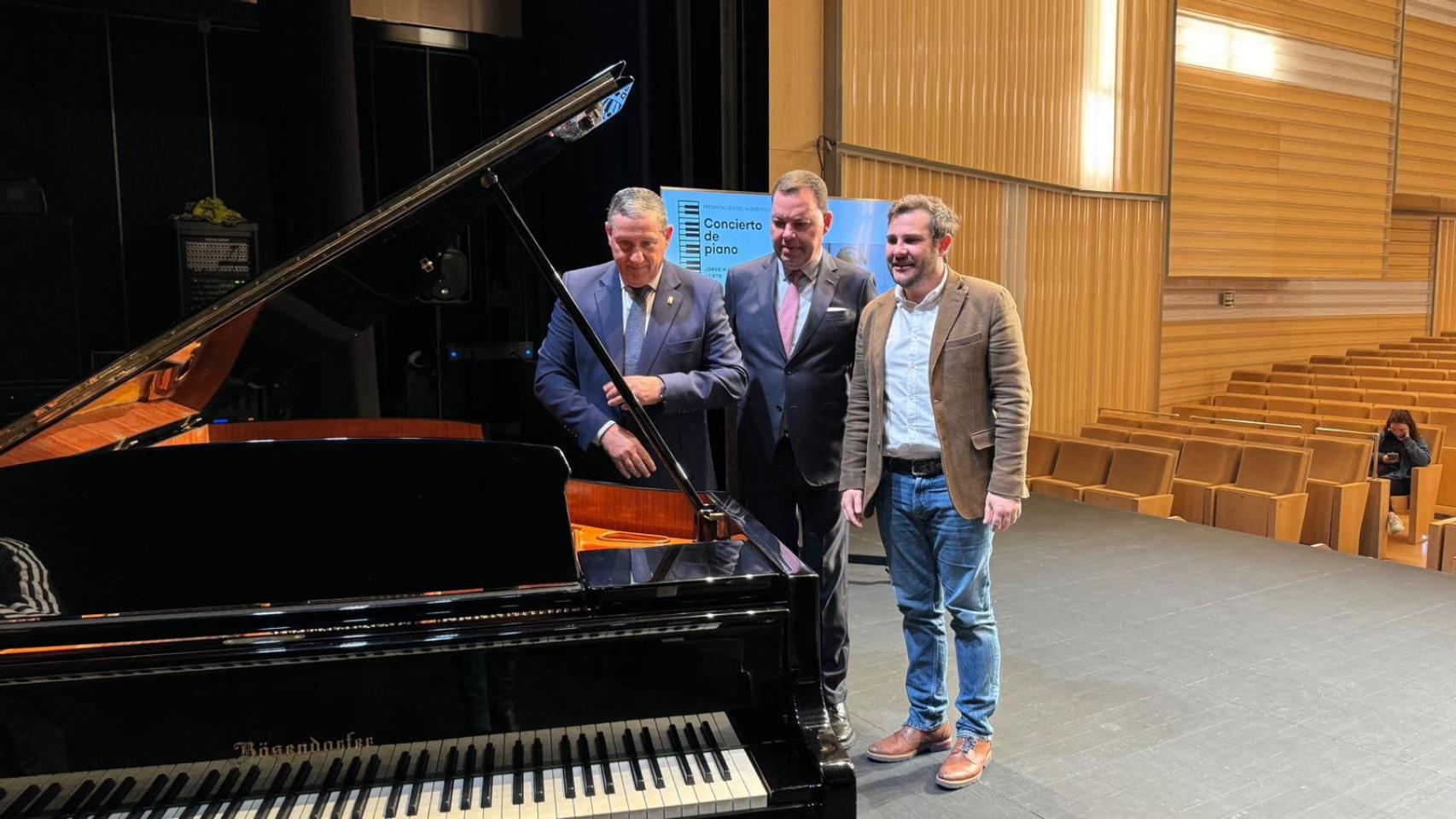 El presidente de la Diputación de Zamora, Javier Faúndez; el diputado de Cultura y Turismo, Víctor López de la Parte; y el director general de la Fundación Fundos, José María Viejo, junto al piano de cola Bösendorfer 275 Imperial Line Concert Grand
