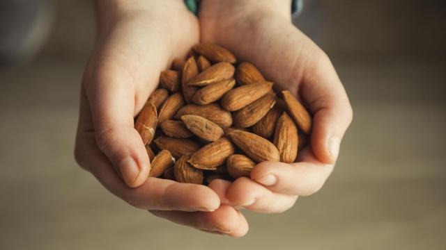 Esto es lo que le pasa a tu cuerpo si comes almendras cada día.
