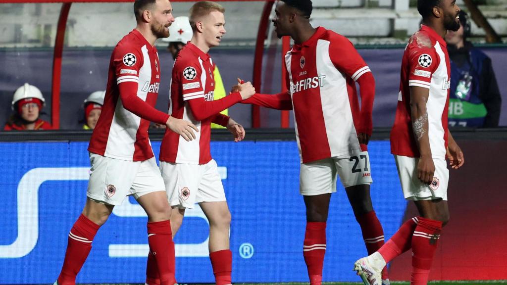 Los jugadores del Amberes celebran el primer gol ante el Barça.