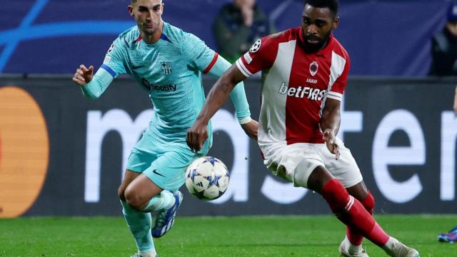 Ferran Torres pelea por un balón.