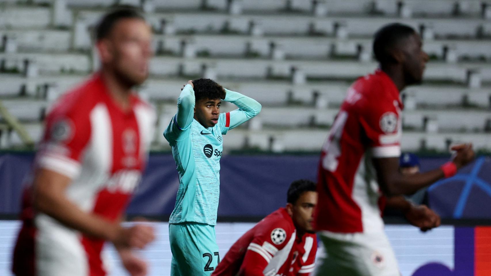Yamal se lleva las manos a la cabeza en el partido ante el Amberes.