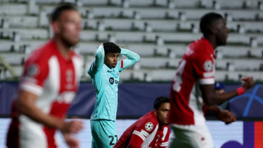 Yamal se lleva las manos a la cabeza en el partido ante el Amberes.