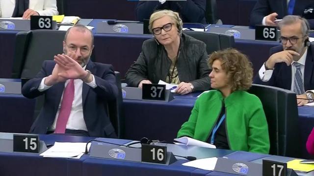 Manfred Weber, junto a Dolors Montserrat, gesticula frente a Pedro Sánchez en el Parlamento Europeo.