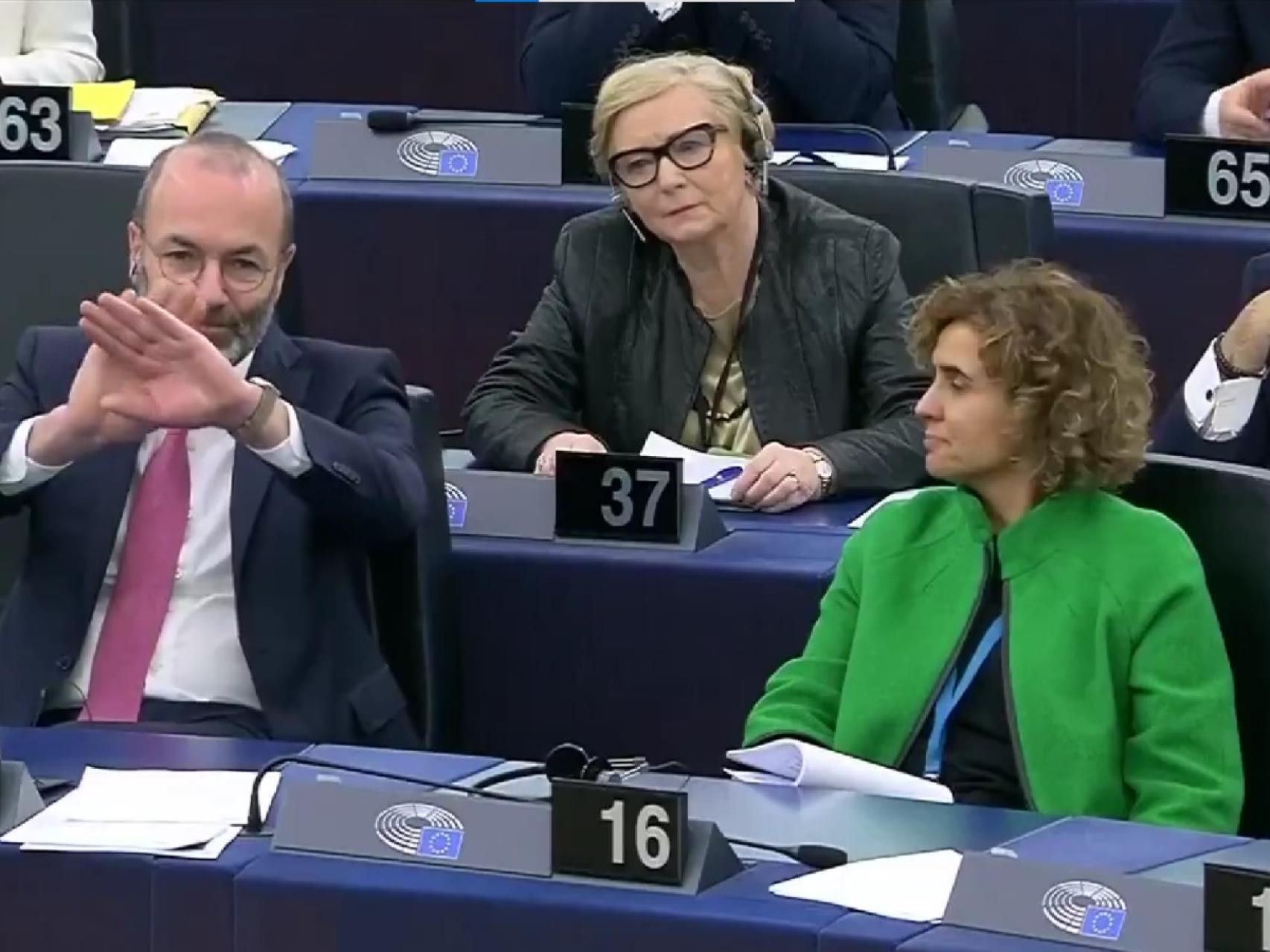 Manfred Weber, junto a Dolors Montserrat, gesticula frente a Pedro Sánchez en el Parlamento Europeo.