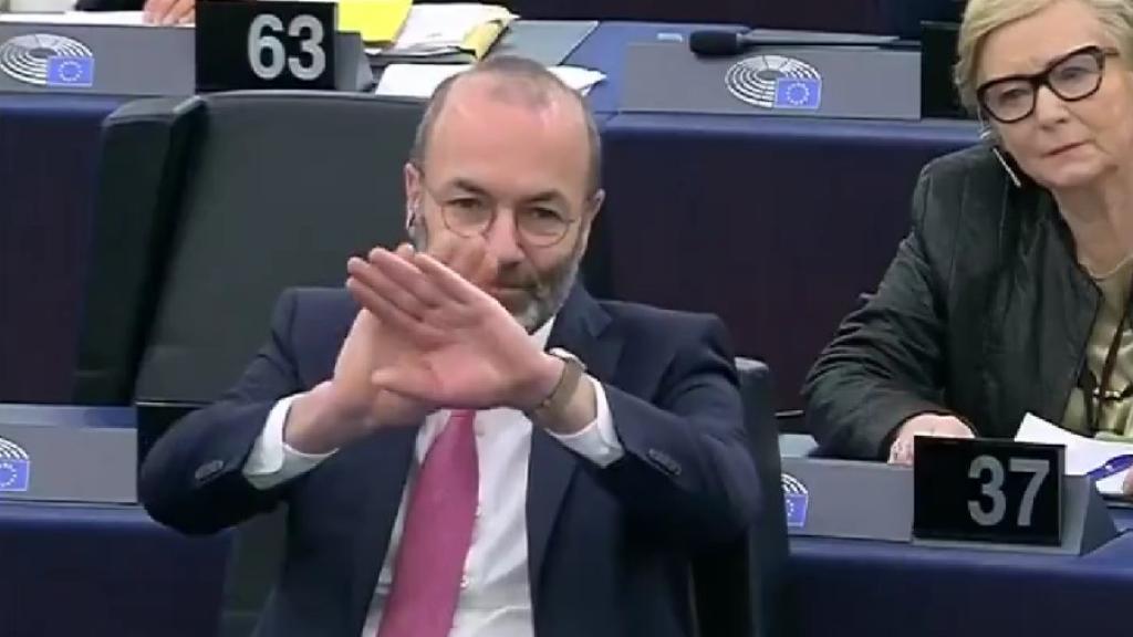 Weber gesticula frente a Sánchez en el Parlamento Europeo como 'dándole puerta', tras su enfrentamiento dialéctico.