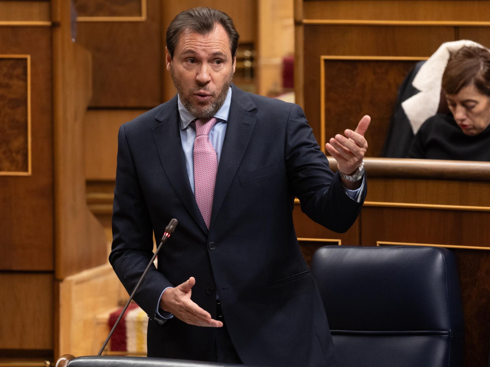 El ministro de Transportes y Movilidad Sostenible, Óscar Puente, interviene durante una sesión de control al Gobierno, en el Congreso de los Diputados, a 13 de diciembre de 2023