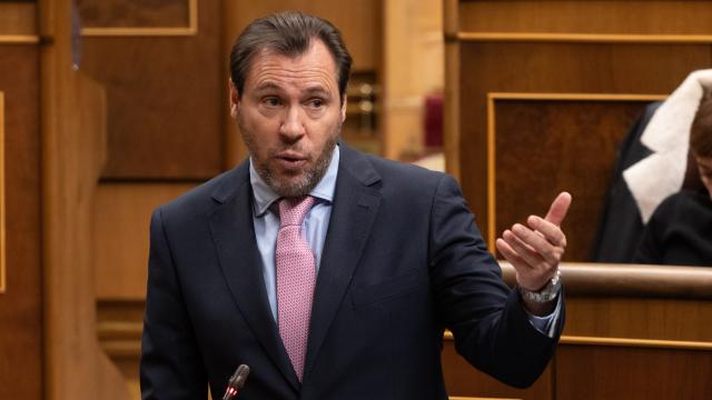 El ministro de Transportes y Movilidad Sostenible, Óscar Puente, interviene durante una sesión de control al Gobierno, en el Congreso de los Diputados, a 13 de diciembre de 2023