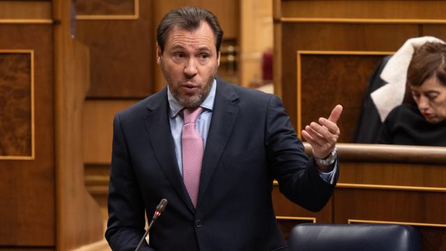 El ministro de Transportes y Movilidad Sostenible, Óscar Puente, interviene durante una sesión de control al Gobierno, en el Congreso de los Diputados, a 13 de diciembre de 2023
