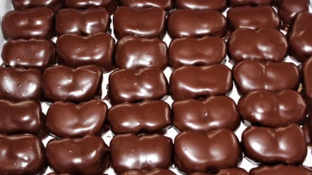 Conoce la feria más dulce de un pueblo de Madrid: su producto estrella son las palmeritas de chocolate.