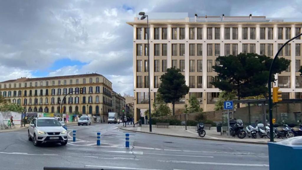 Imagen del hotel de Gerard Piqué en contraste con el entorno de la Plaza de la Merced.