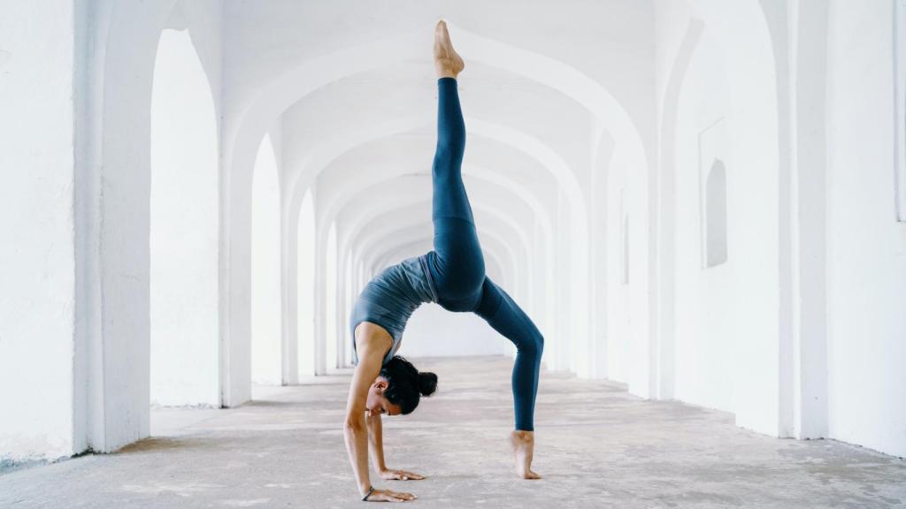 Una mujer, practicando.
