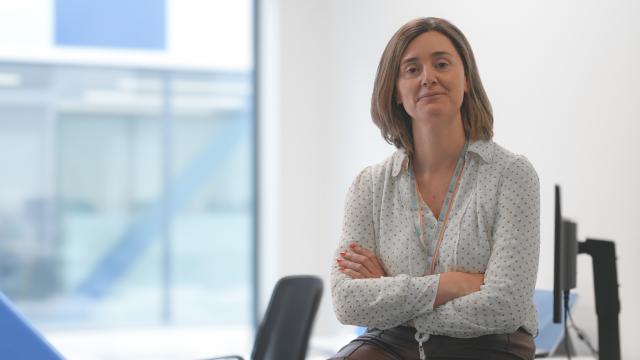 Fotografía de la entrevistada en su despacho.