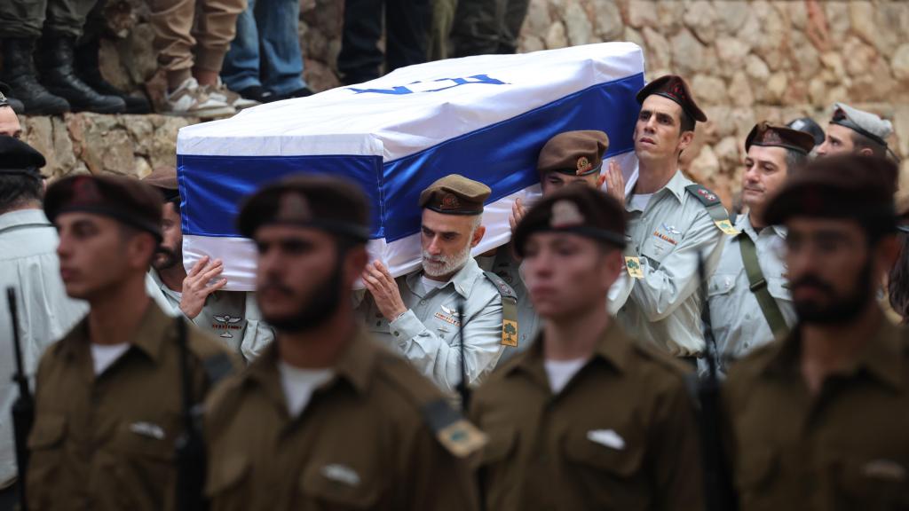 Varios soldados israelíes portan el féretro de un teniente coronel de las FDI asesinado este miércoles.