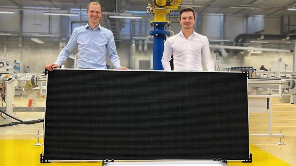 Raphael Schmager y Ruben Hünig, creadores del revestimiento, con un panel.