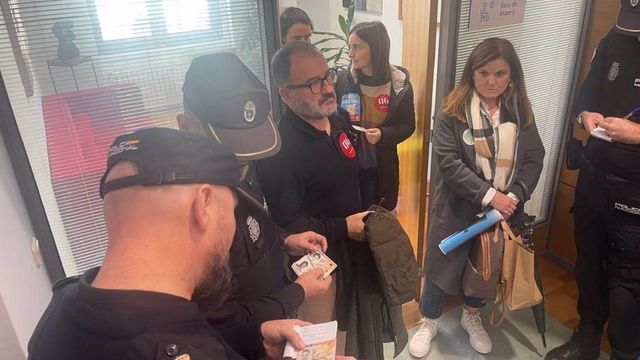 Desalojan de San Caetano a los representantes de los sindicatos educativos.