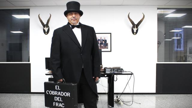 Los 'cobradores del frac' pertenecen a un sector en peligro de extinción que, ademas, no está exento de riesgos físicos.