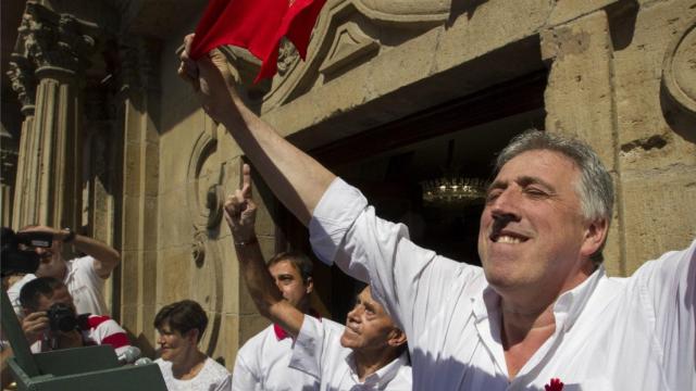 Joseba Asiron, próximo alcalde de Pamplona, en el balcón del ayuntamiento durante unos Sanfermines.