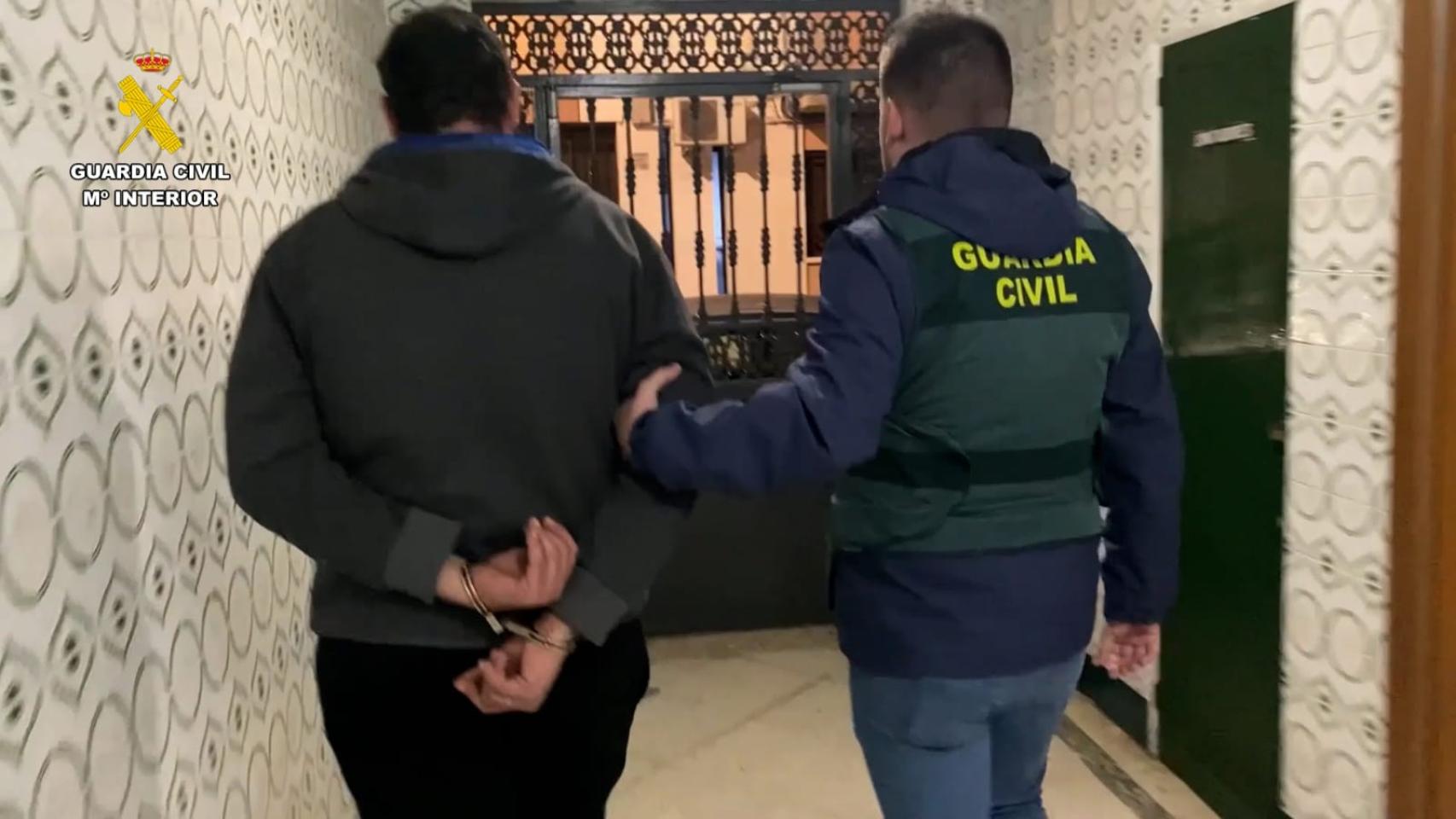 Uno de los detenidos por estos hechos.