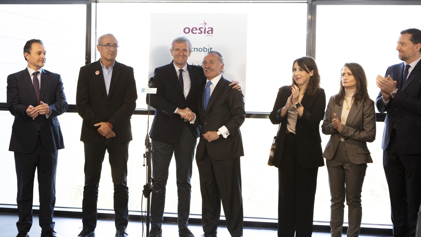 Foto de familia en la inauguración de la nueva sede de Grupo Oesía.