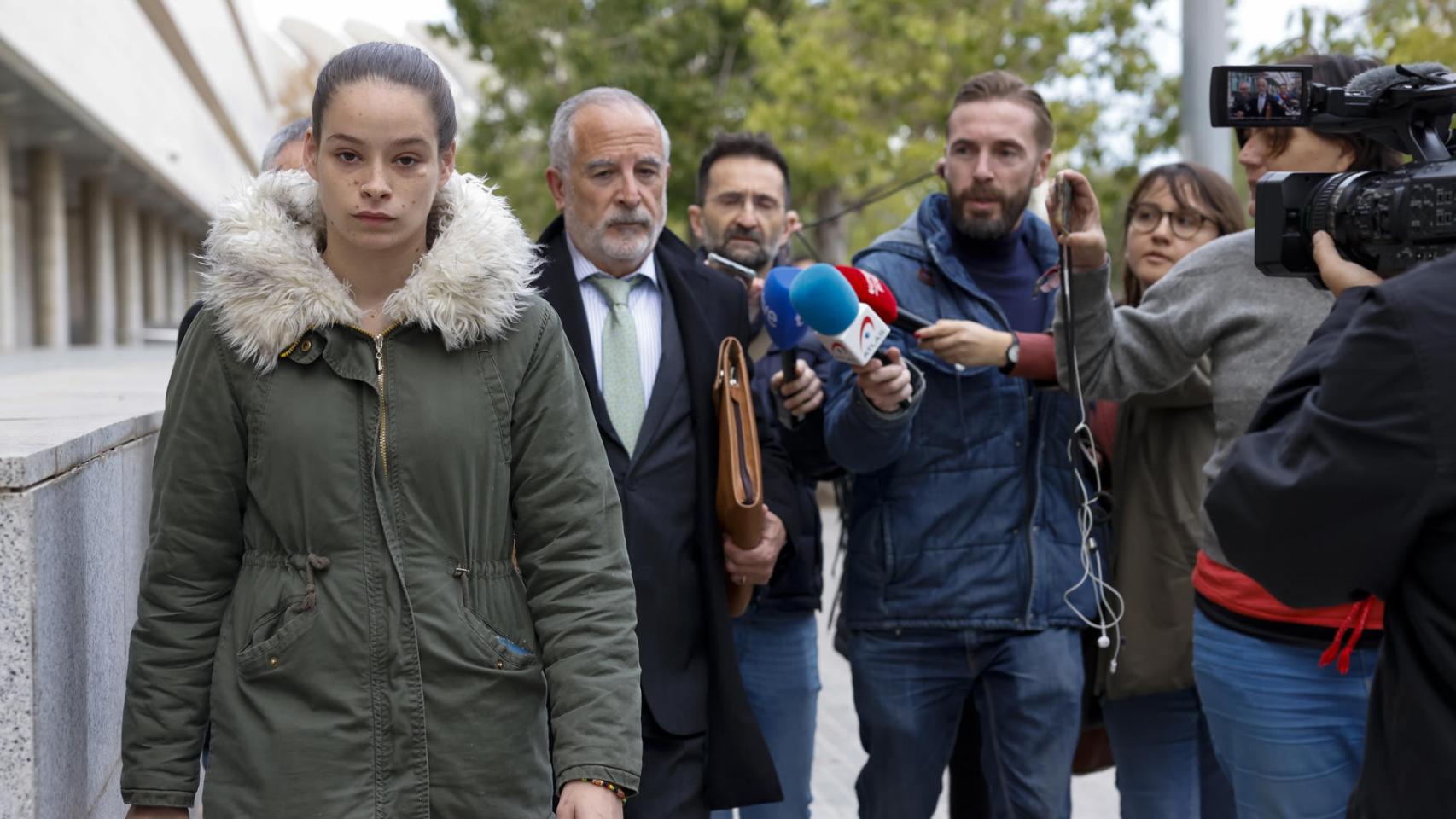 La víctima del ex de Mónica Oltra a su llegada a los juzgados.