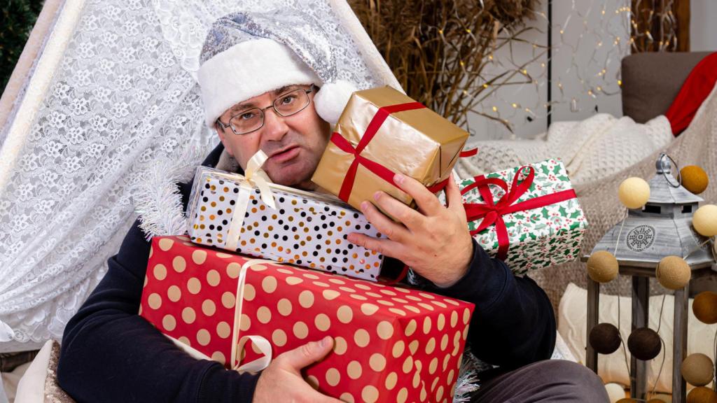 Un hombre con regalos de Navidad.