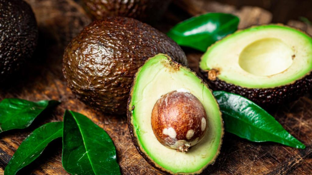 El facilísimo truco para que los aguacates no se oxiden en la nevera que arrasa en España y en TikTok