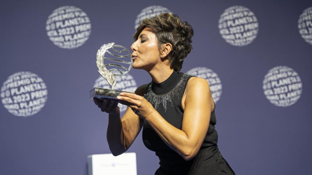 Sonsoles Ónega con su Premio Planeta.