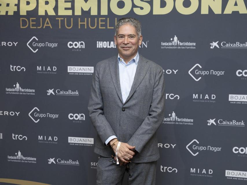 Boris, posando, sonriente, minutos antes de la gala de los Premios Dona2.