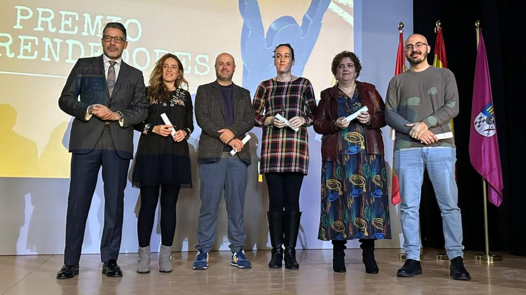 El alcalde de Villamayor, Ángel Luis Peralvo, junto a un grupo de premiados