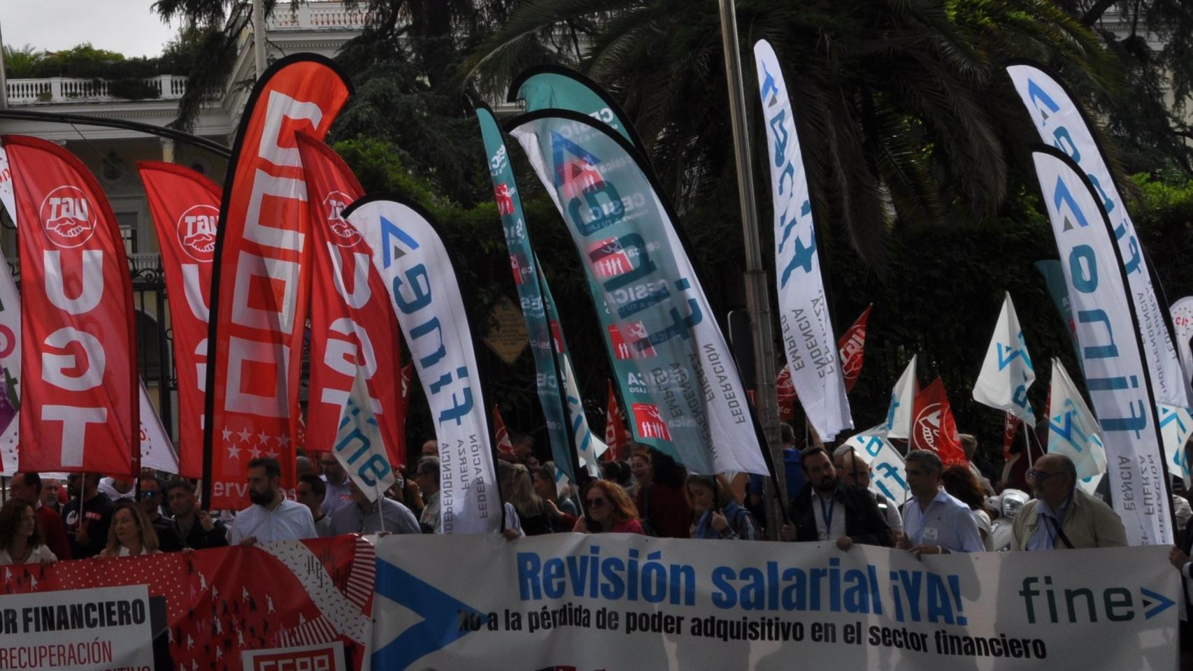 Representantes de los sindicatos de banca UGT y FINE se manifiestan.