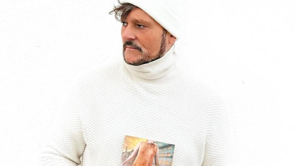 El escritor Nacho Montes con look invernal posa con su último libro.