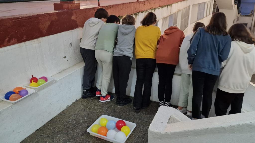 Algunos alumnos del IES Eusebio da Guarda, en el patio de recreo.
