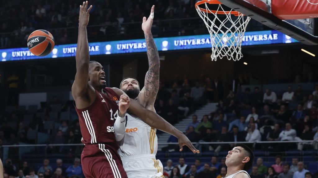 Ibaka y Poirier, en plena disputa.