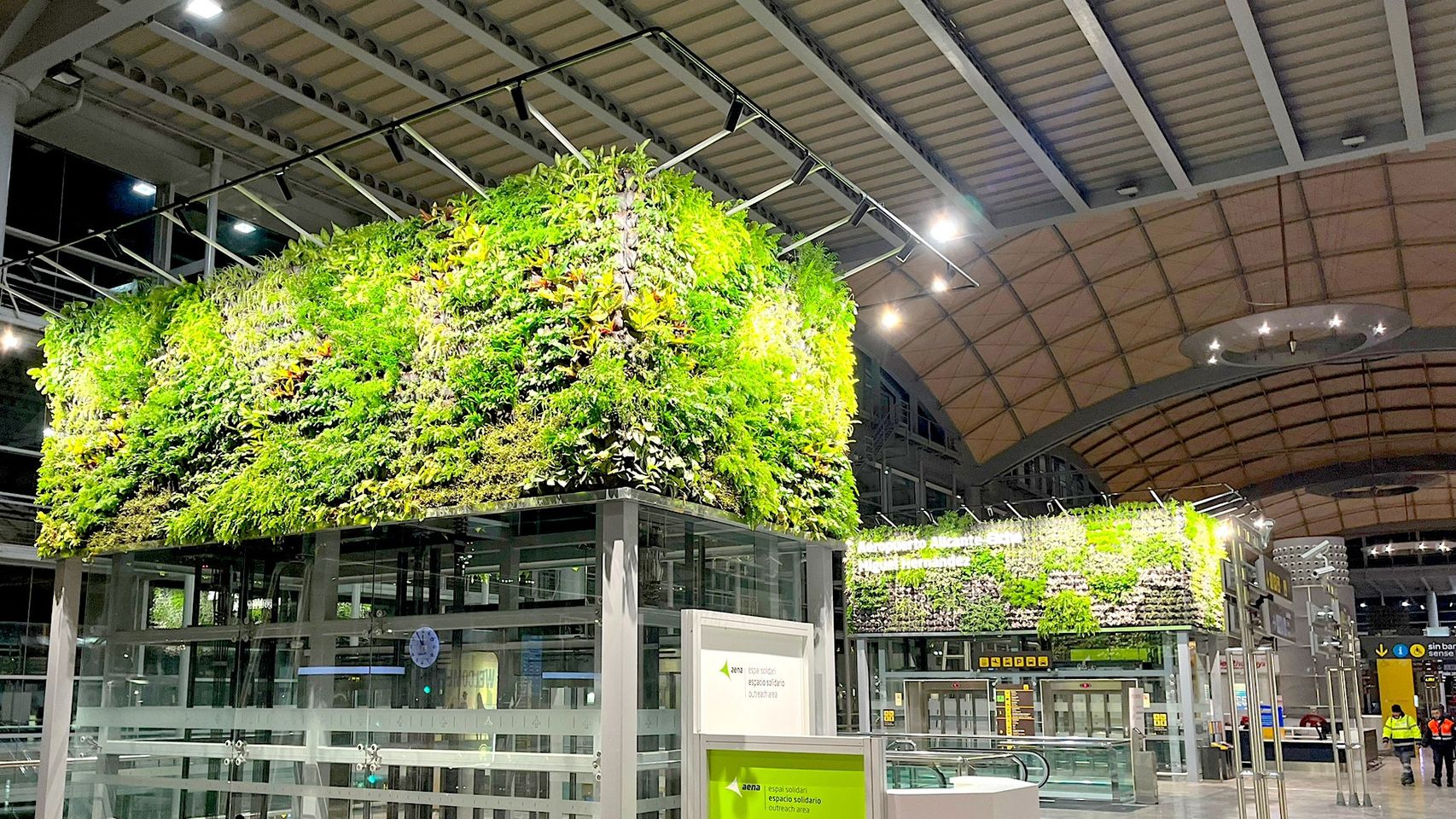 El aeropuerto Miguel Hernández de Alicante-Elche, con los jardines verticales montados este 2023.