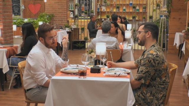 Ismael y Pol durante su cita en 'First Dates'.