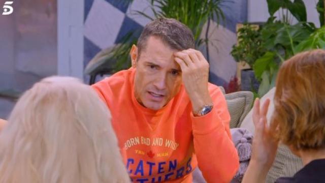 Jesús Vázquez rompe a llorar tras recordar a su madre en 'Desnudos por la vida'.