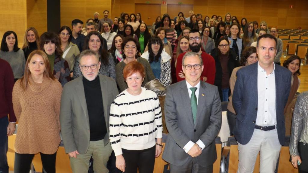 El consejero de Industria, Comercio y Empleo, Mariano Veganzones, con las personas que se incorporan a las oficinas de empleo