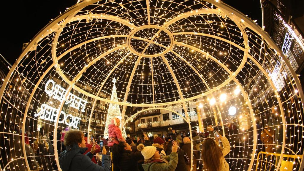 Unos ciudadanos en el bombón de Ferrero Rocher en La Alberca