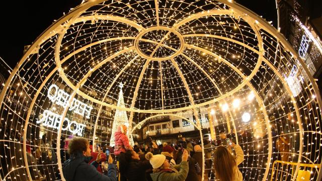 Unos ciudadanos en el bombón de Ferrero Rocher