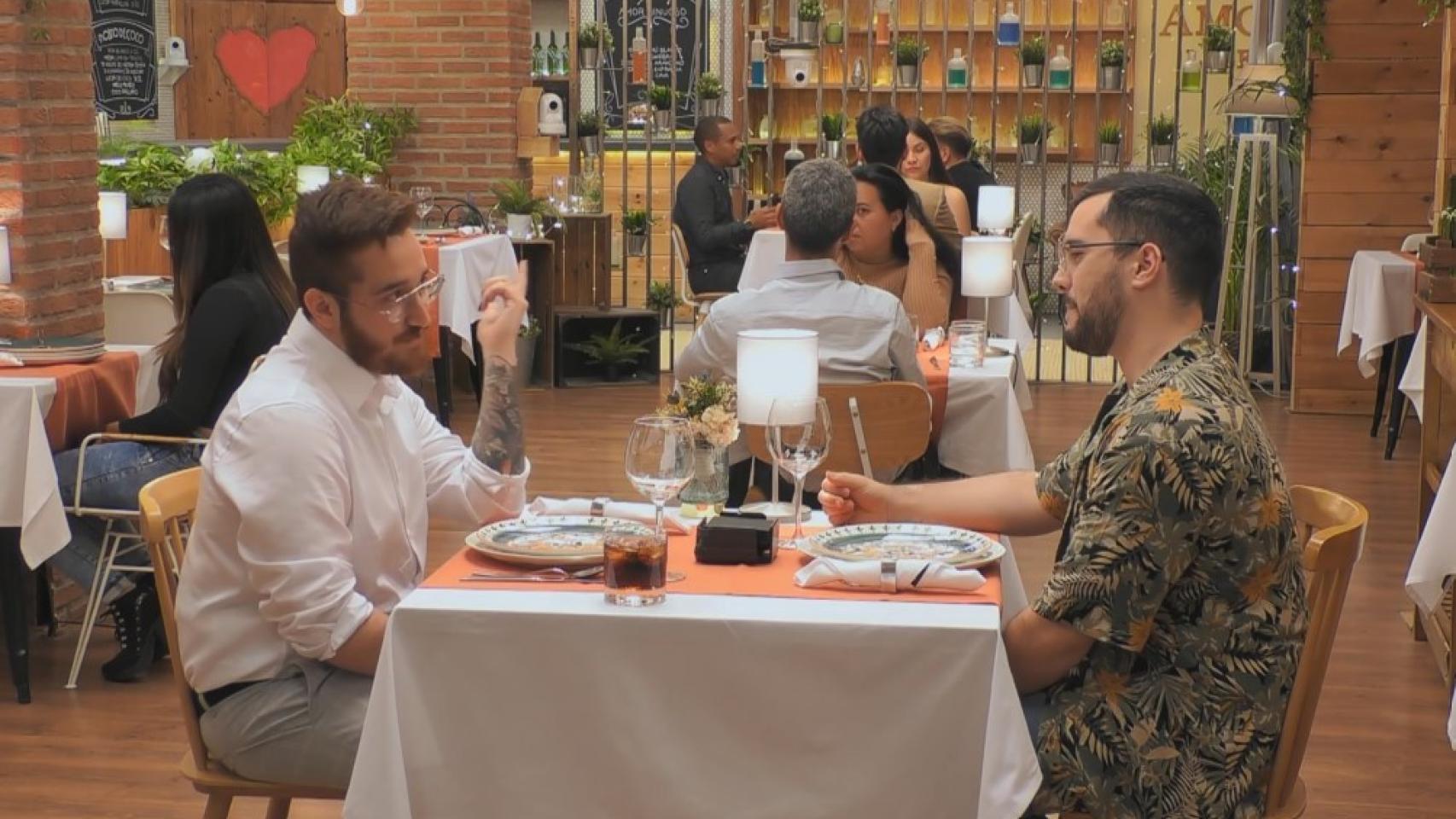 Ismael y Pol durante su cita en 'First Dates'.