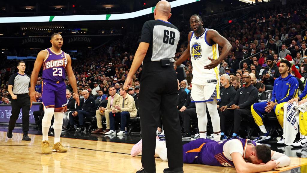 Draymond Green tras agredir a Nurkic (Suns), tendido en el suelo