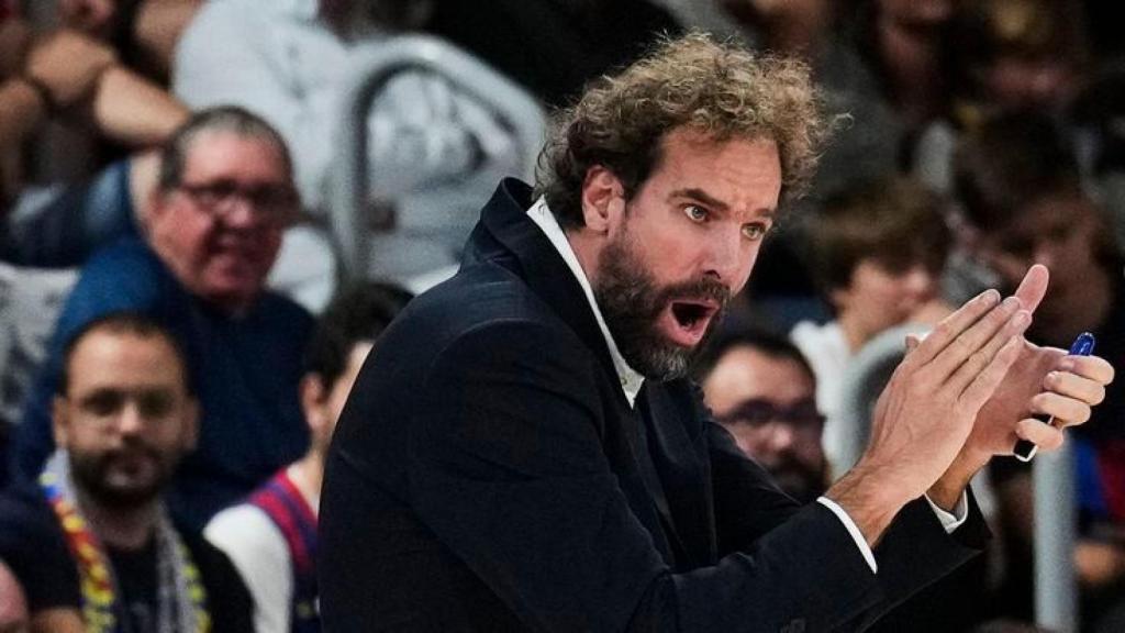 Roger Grimau anima a sus jugadores durante un partido de la temporada 2022/2023.