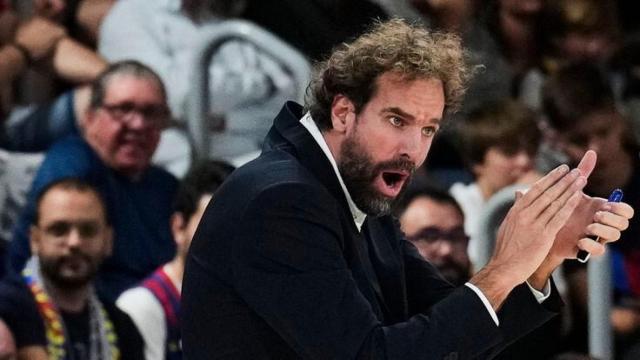 Roger Grimau anima a sus jugadores durante un partido de la temporada 2022/2023.