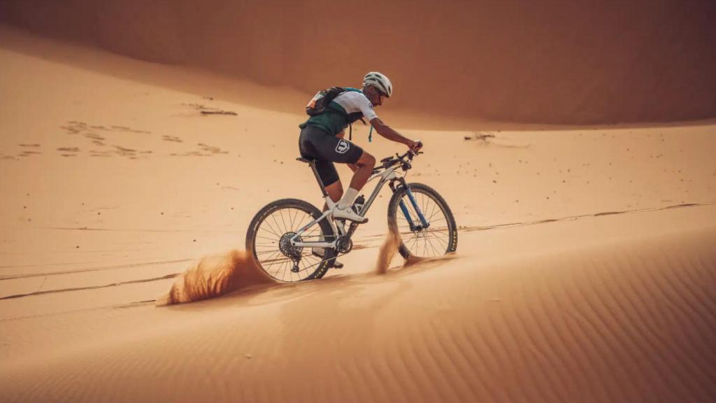 Un participante en la Titan Desert.