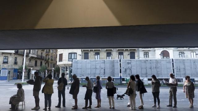Un grupo de personas en el auditorio del Kursaal, sede del Festival de Cine de San Sebastián. Foto: EFE/Juan Herrero.