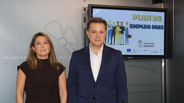 El alcalde de Albacete, Manuel Serrano, y la concejala de Empleo, Lucrecia Rodríguez de Vera