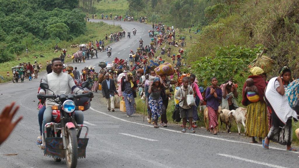 Familias huyen del conflicto en RDC, el país con más violaciones de DDHH de la infancia.