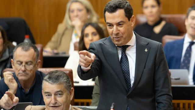 El presidente de la Junta de Andalucía, Juanma Moreno, durante la sesión de control.
